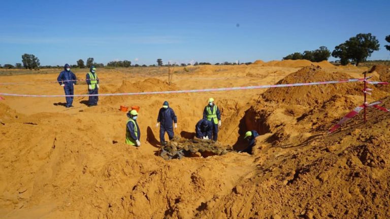 Libye : 5 fosses communes découvertes à Tarhouna