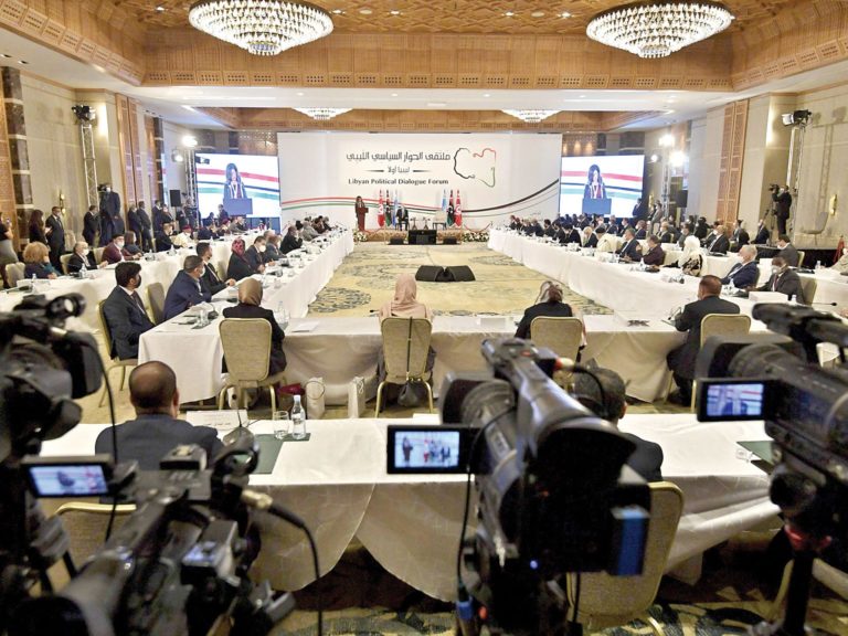 Le forum de dialogue libyen en Tunisie donne naissance à une opération politique, bien que les forces du GNA contestent les représentants de Haftar