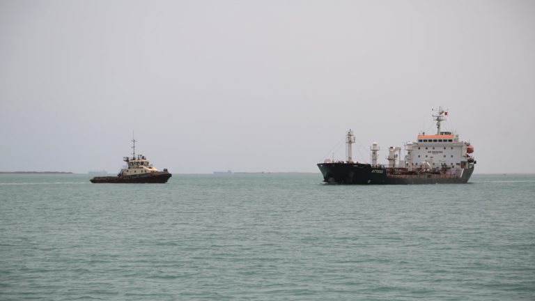 Un navire marchand endommagé par une mine houthi en mer Rouge, selon la Coalition arabe