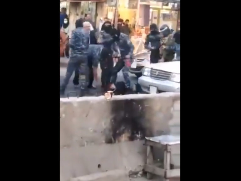Irak : La vidéo d’un jeune manifestant trainé dans les rues et rouiller de coups par la police soulève le pays