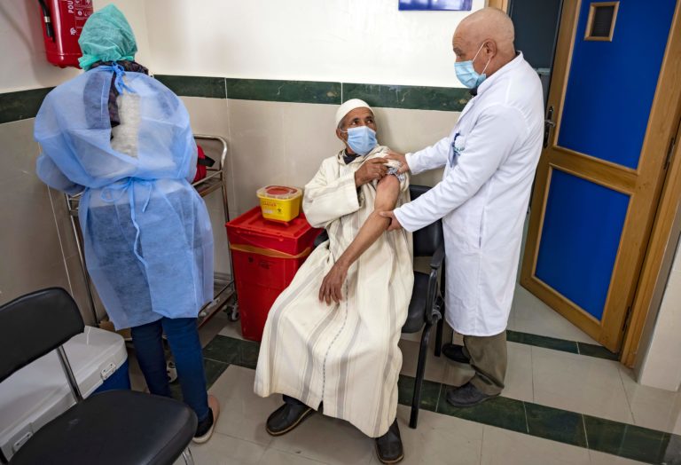 Covid-19 : Le Maroc commence à vacciner les personnes âgées de plus de 65 ans