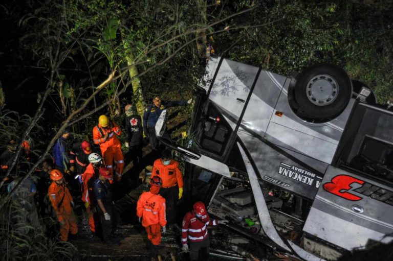 Indonésie : au moins 27 morts après la chute d’un car dans un ravin