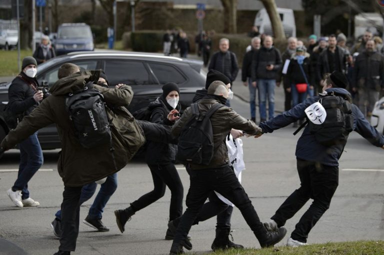 Allemagne : Affrontements avec la police lors de protestations contre les restrictions liées à la Covid-19
