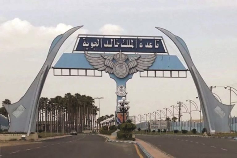 Les Houthis attaquent l’aéroport de Jizan et la base du «Roi Khaled» en Arabie saoudite