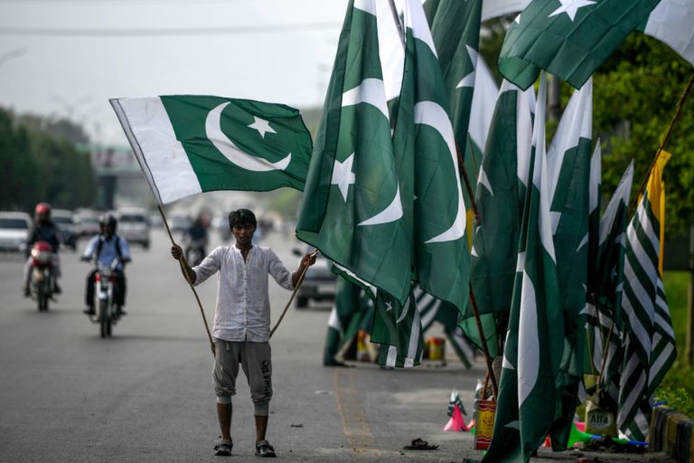 Le Pakistan suspend l’accès aux réseaux sociaux
