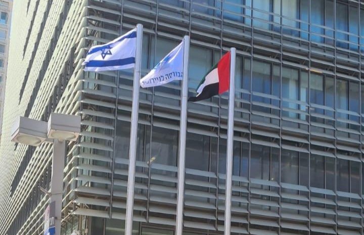 L’ambassade des Émirats arabes unis à Tel Aviv affiche officiellement son drapeau