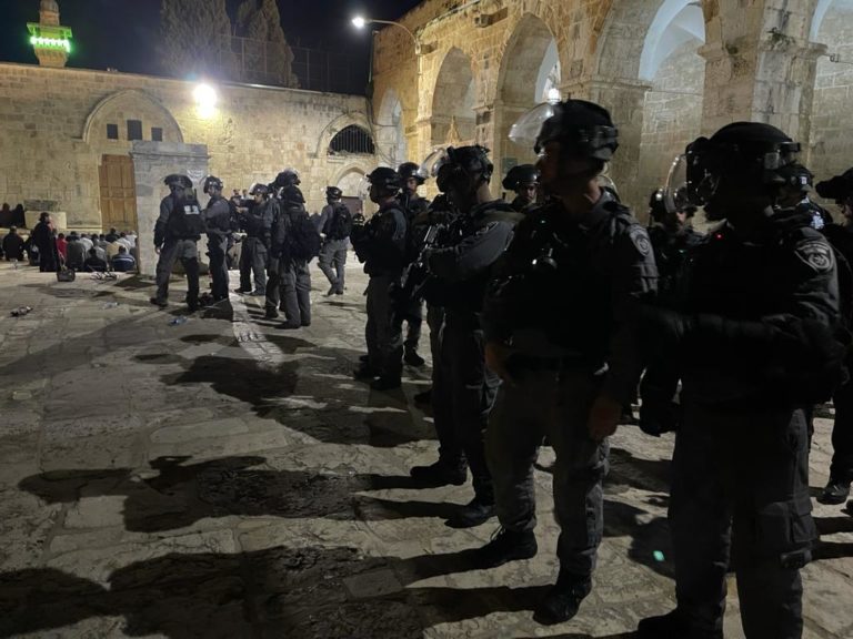 Des milliers de Palestiniens affluent à la mosquée Al-Aqsa pour célébrer « Laylat al-Qadr »