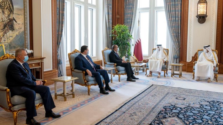 L’Émir du Qatar reçoit le chef du gouvernement tunisien à Doha