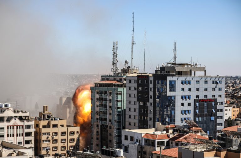 L’aviation israélienne détruit un immeuble abritant les bureaux de la chaîne Al-Jazeera et de l’Associated Press