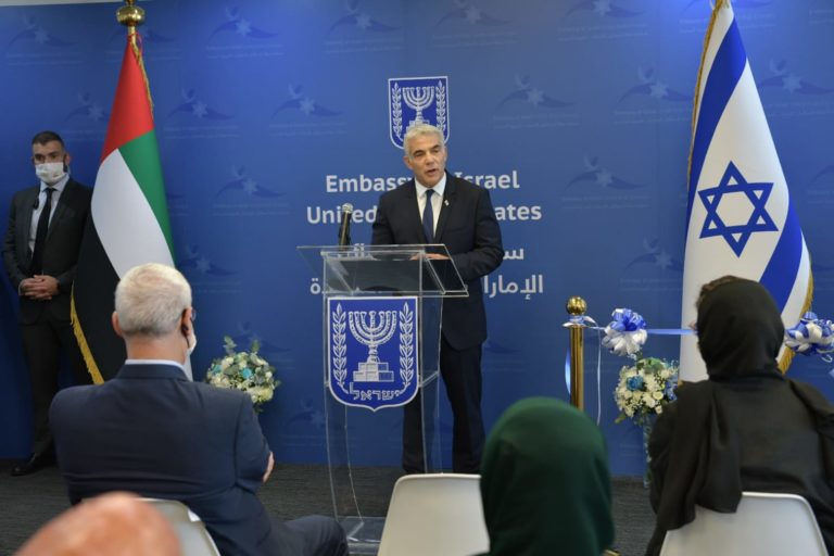 Le ministre israélien des Affaires étrangères salue la décision bahreïnie de nommer un ambassadeur à Tel Aviv