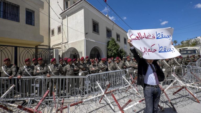 Tunisie : La transmission des bloggeurs au tribunal militaire inquiète les activistes et les politiciens
