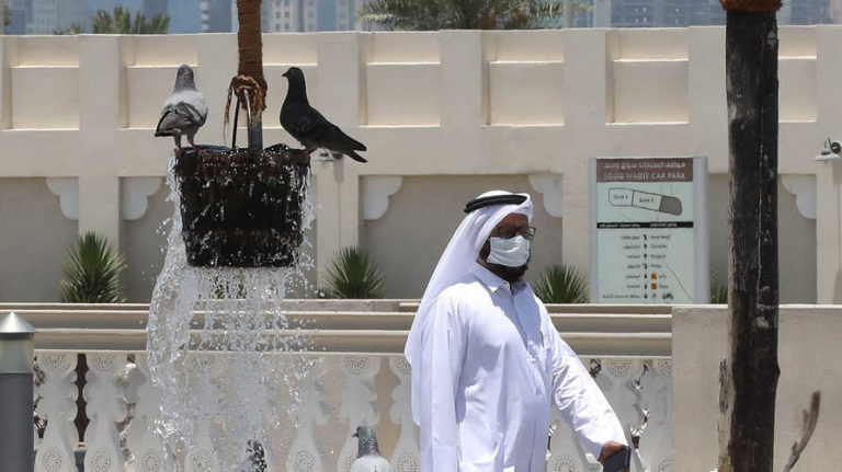Le Qatar rétablit le port obligatoire du masque dans les lieux publics fermés