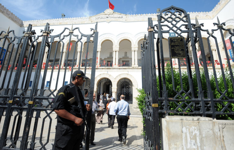 Tunisie : Solidarité avec un juge attaqué pour avoir critiqué le président de la République