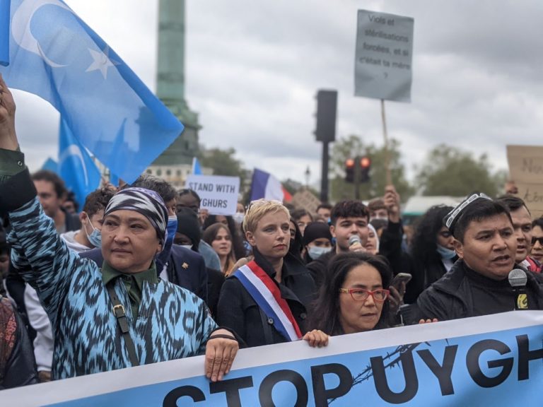 France : près de 2 mille Parisiens manifestent contre « le génocide ouïghour »
