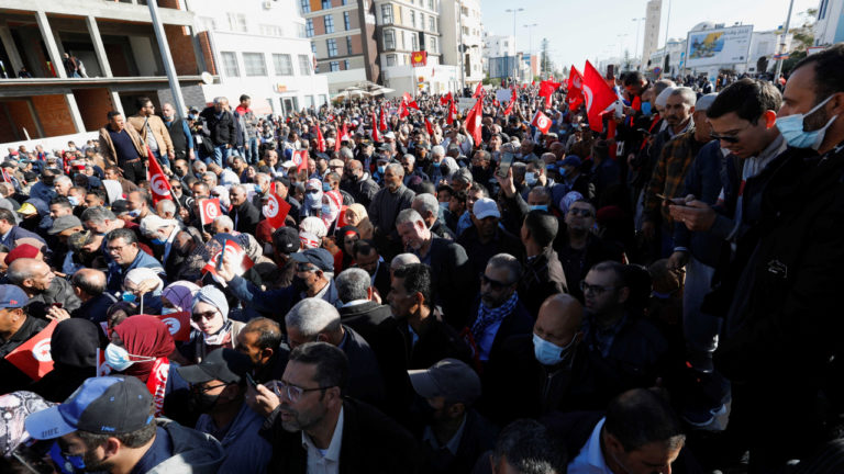 Tunisie : Des protestataires contre les mesures de Saïed tentent d’atteindre le siège du Parlement
