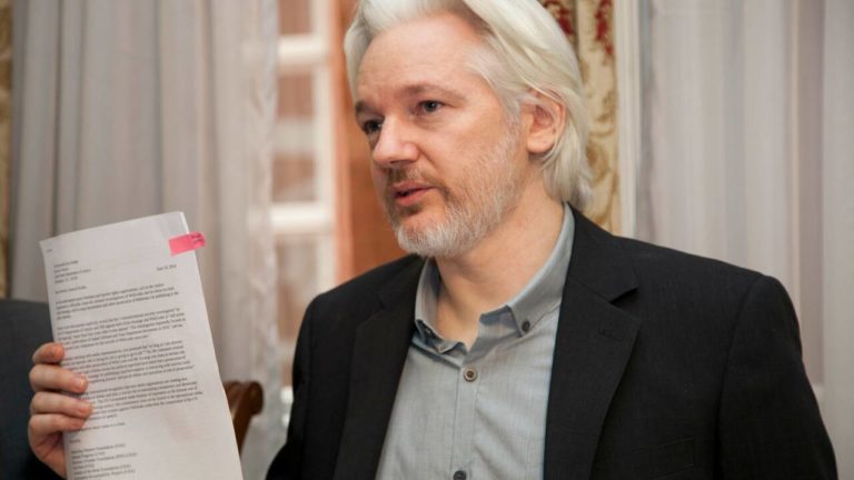 Un tribunal britannique autorise l’extradition d’Assange vers les États-Unis pour « espionnage »