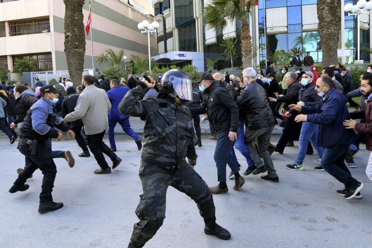 Tunisie : Manifestations populaires violement dispersées par les forces de l’ordre (Images)