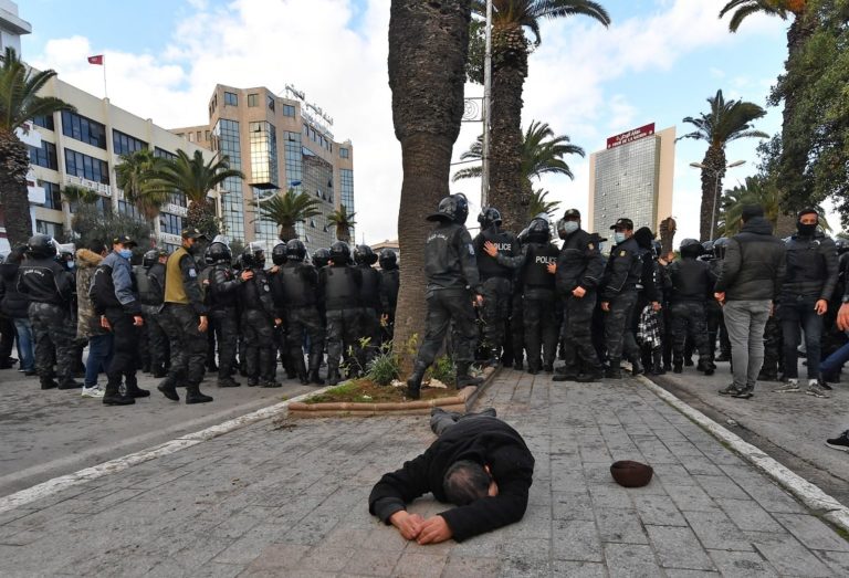 Tunisie : Un manifestant « anti-putsch » agressé par la police décède à l’hôpital  