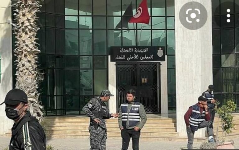 Tunisie : De lourdes chaînes ferment le Conseil supérieur de la magistrature