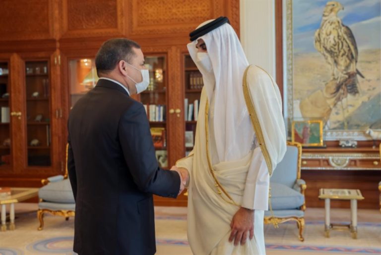 Doha : L’Émir du Qatar et le Premier ministre libyen discutent du développement des relations