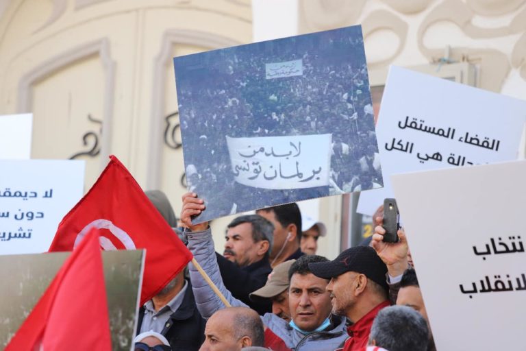 Tunisie : Des milliers manifestent contre le Président et les autorités prétendent qu’ils ne sont que 400