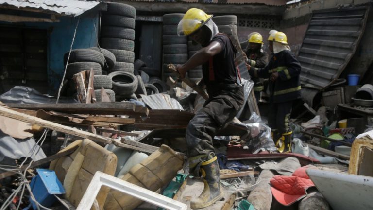 Nigéria : une explosion dans une raffinerie clandestine fait plus de 100 morts