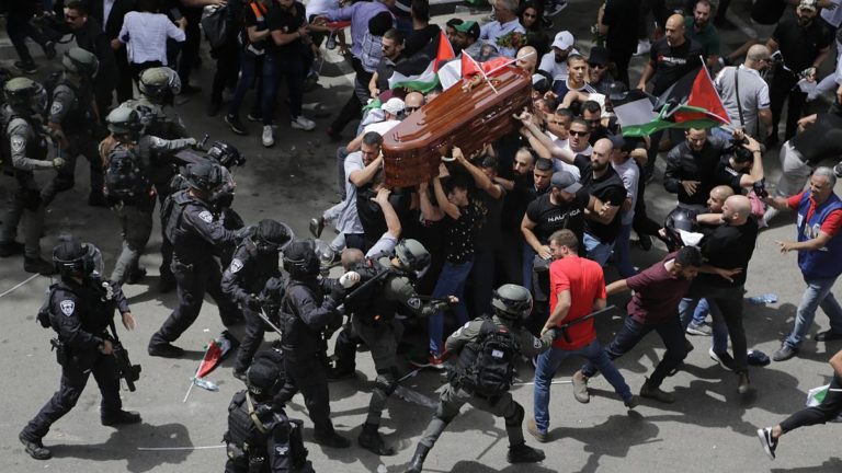 La police israélienne attaque le cortège funèbre de Shireen Abu Akleh