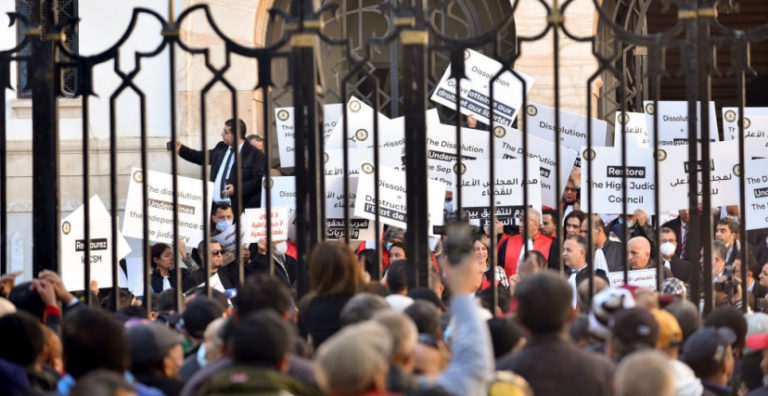 Tunisie : Le ministère de la Justice maintient les retenues sur les salaires des juges en grève