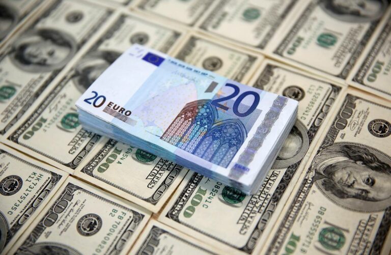 L’euro passe brièvement sous le dollar