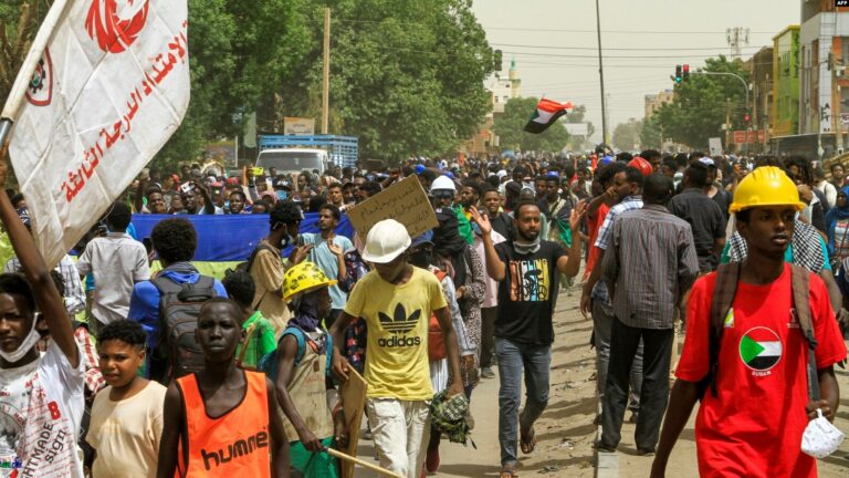 Lacrymogènes et défilés contre l’armée soudanaise et les violences tribales