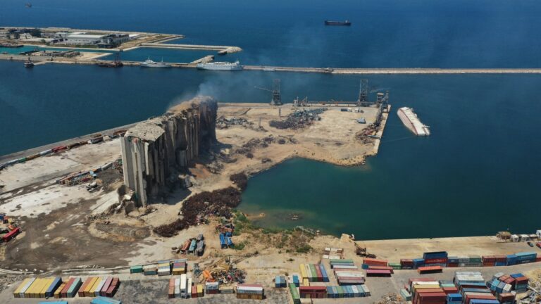 Liban : Effondrement des silos à grains du port de Beyrouth dû à l’incendie qui y sévit depuis des semaines