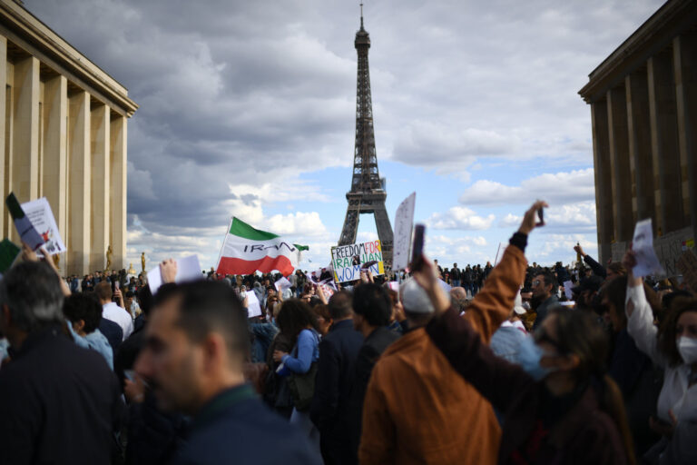 Paris : Les forces de l’ordre utilisent du gaz lacrymogène contre des manifestants devant l’ambassade d’Iran