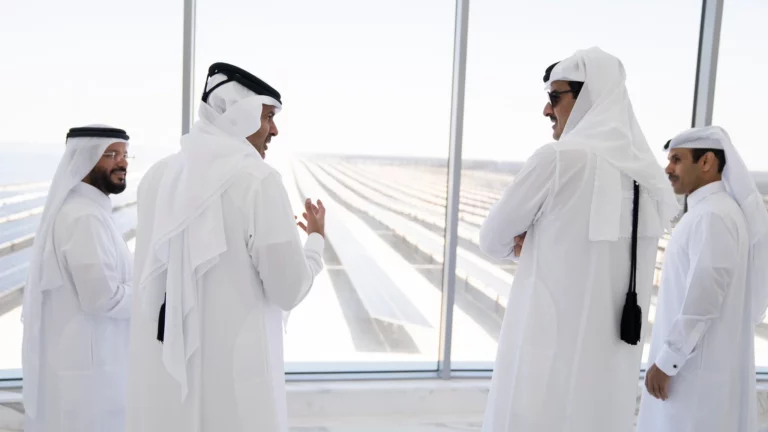 Le Qatar ouvre un projet écologique unique du genre au monde, la centrale solaire d’al-Kharsa’a est mise en marche