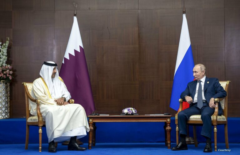 L’émir du Qatar et Vladimir Poutine insistent sur l’importance des liens qui unissent leurs deux pays