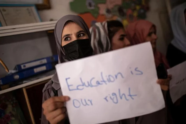 L’Arabie saoudite et le Qatar exhortent les Taliban à renoncer à interdire les études universitaires aux afghanes