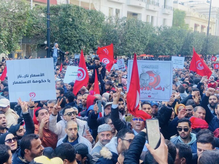 Tunisie : Des milliers manifestent contre le « putsch », malgré les routes fermées par la police