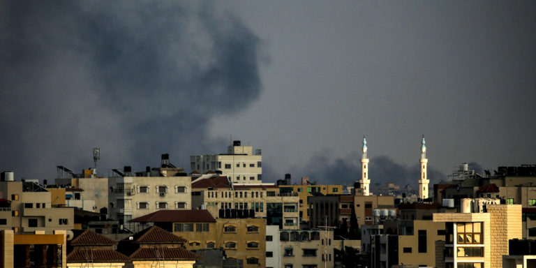 Un avion de combat israélien bombarde un poste de contrôle du Hamas