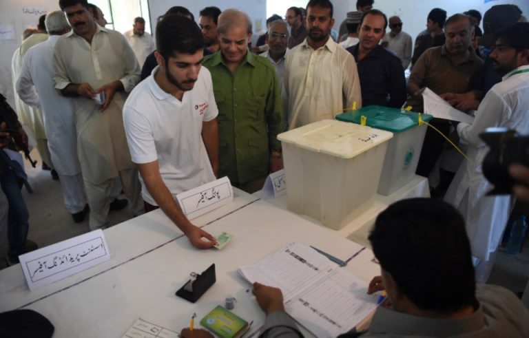 Vingt-huit morts dans une explosion le jour du scrutin au Pakistan
