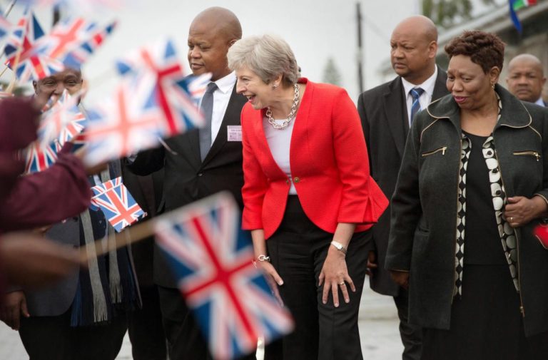 Theresa May cherche à  renforcer les soutiens du Royaume-Uni en Afrique