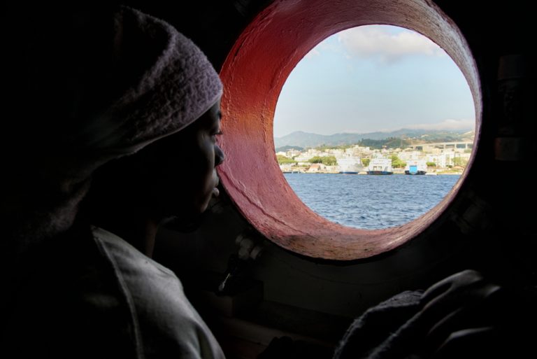 Premier sauvetage de 85 migrants par l’Ocean Viking après moins d’une semaine au large