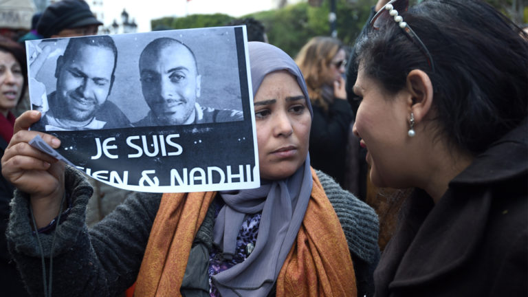 Disparition de deux journalistes tunisiens: des experts en Libye pour prélever des échantillons sur des dépouilles qui pourraient leur appartenir