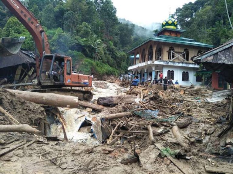 l’Est de l’Indonésie : plus 60 morts dans un séisme suivi d’inondations et de glissements de terrain