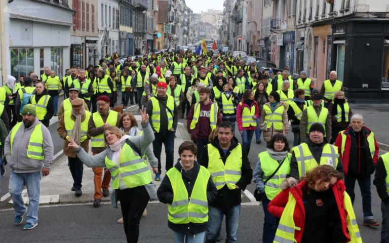 France: Des milliers de « gilets jaunes » dans la rue après les annonces de Macron