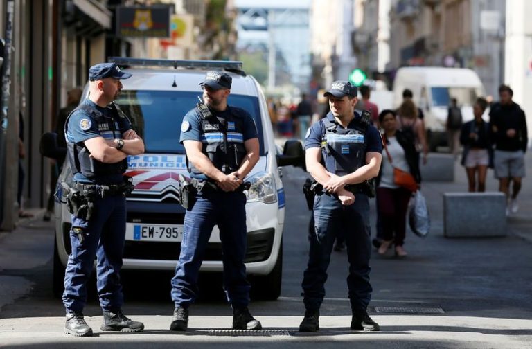 France: la chasse à l’homme suspect de l’attaque au colis piégé à Lyon continue