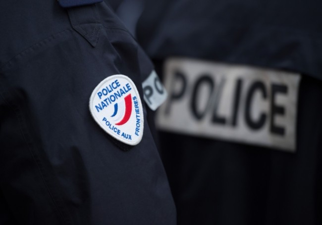 Paris : armé d’un couteau, un homme attaque des policiers