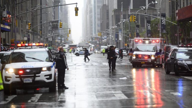 New-York : un hélicoptère s’écrase sur un immeuble de Manhattan, au moins un mort
