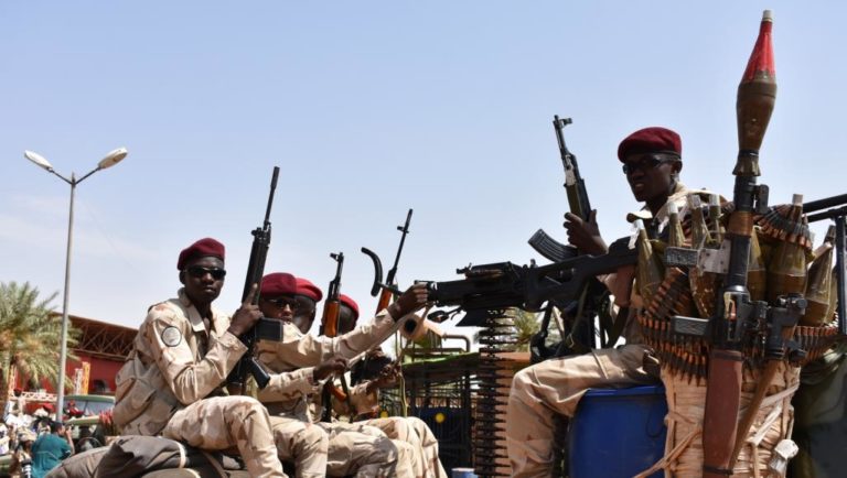 Ils coupent Internet et interdisent les rassemblements, les militaires soudanais ciblent la contestation