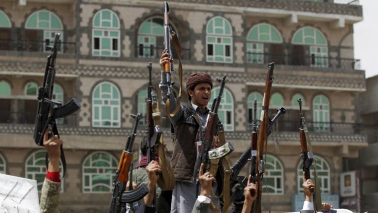 Les Houthis attaquent deux aéroports saoudiens
