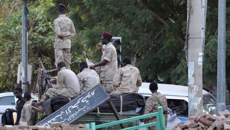 Un Aïd triste au Soudan: les militaires tuent les contestants, coupent Internet et isolent le pays