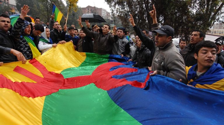 Algérie: peine de prison pour 22 manifestants ayant arboré un drapeau berbère